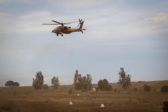 Боевой вертолет Apache над Голанскими высотами.