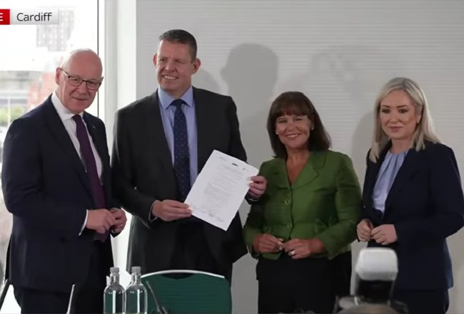 Лидеры Шотландии, Уэльса, Северной Ирландии и глава ирландской партии «Шинн Фейн» Мэри Лу Макдональд подписывают меморандум.