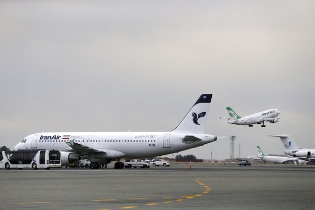 Самолеты Iran Air и Mahan Air в аэропорту Мехрабад в Тегеране