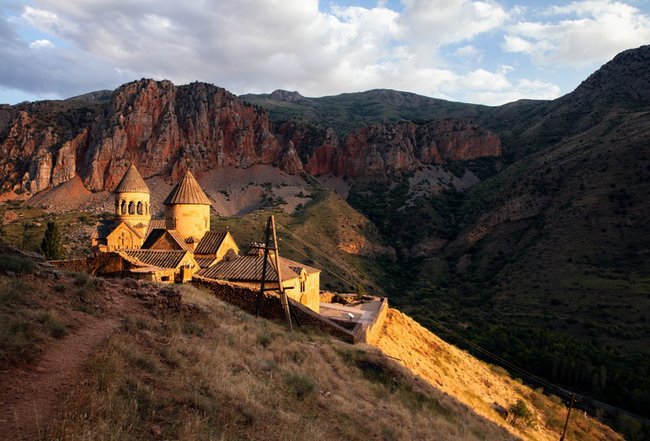 Монастырь Нораванк в окружении гор Вайоц-Дзора, Армения