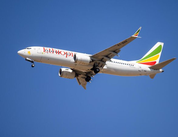 Пассажирский самолет Ethiopian Airlines взлетает из аэропорта Бен-Гурион
