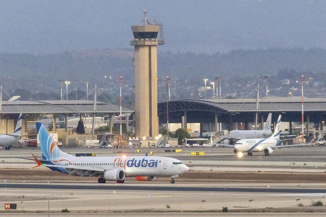 Самолет авиакомпании Flydubai с пассажирами рейса FZ1073 прибывает в аэропорт Бен-Гурион