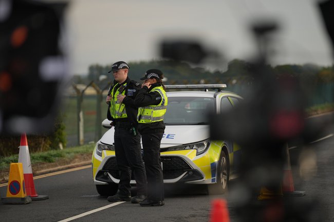 Полицейский патруль на дороге, ведущей к авиабазе RAF Fairford в Великобритании.