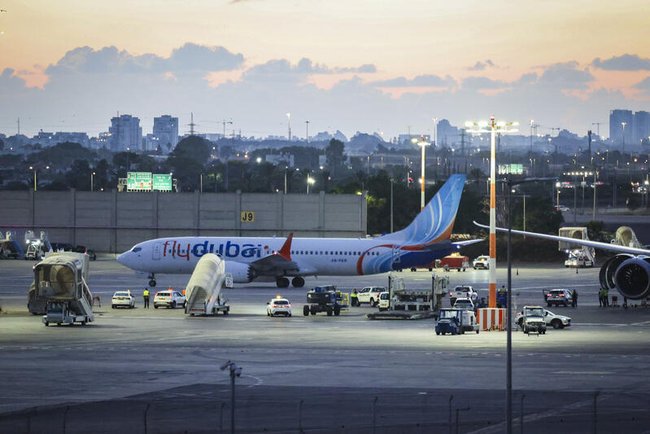 Самолет Flydubai с пассажирами рейса FZ1073 прибывает в аэропорт Бен-Гурион после предполагаемой попытки теракта на борту