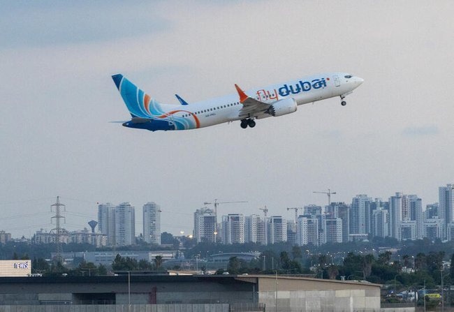 Самолет flydubai в небе