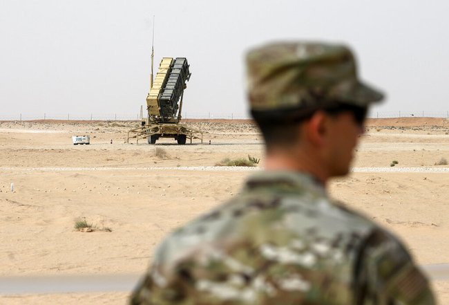 Американский военнослужащий рядом с батареей Patriot на авиабазе Prince Sultan в Саудовской Аравии