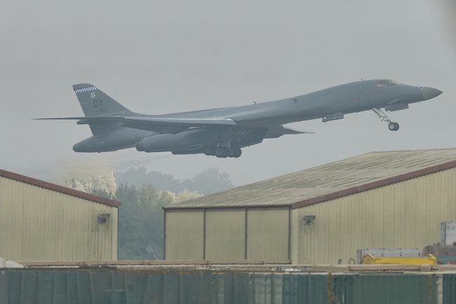 Бомбардировщик B-1 взлетает с базы RAF Fairford в Великобритании.