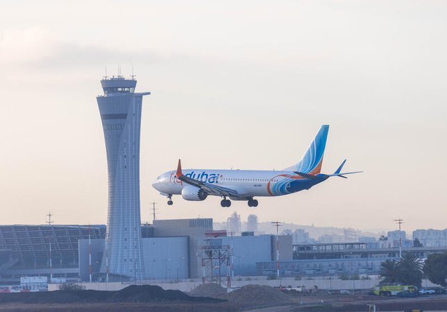 Самолет FlyDubai заходит на посадку в аэропорту имени Бен-Гуриона.