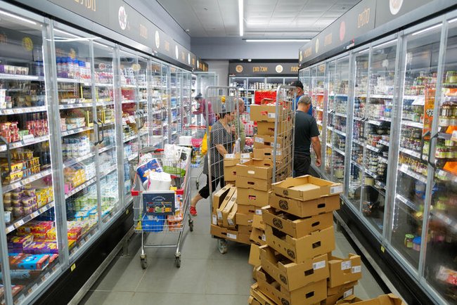 Работники магазина «Шуферсаль» расставляют товары.