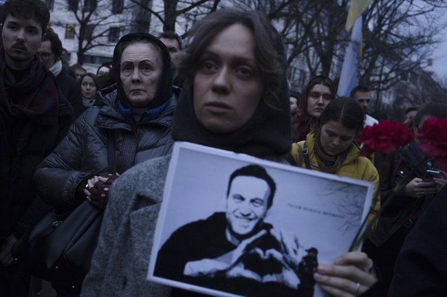 Люди на акции протеста у посольства России в Берлине в 2024 году