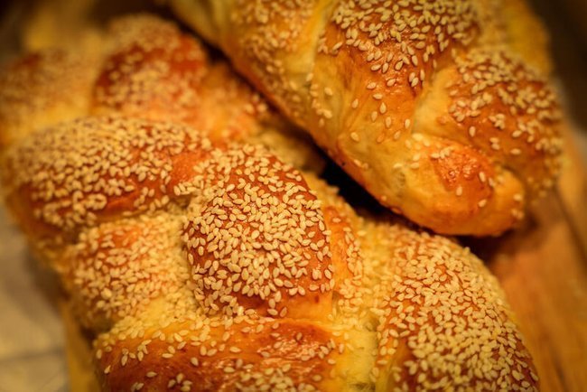 Свежие плетеные халы с кунжутом