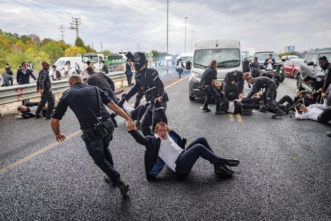Полиция задерживает ультраортодоксальных протестующих на шоссе №4