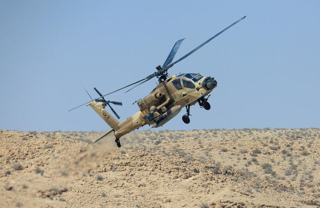 Боевой вертолет Apache.