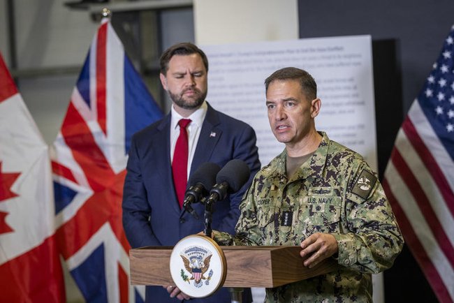 Командующий силами CENTCOM Брэд Купер и вице-президент США Джей Ди Вэнс.