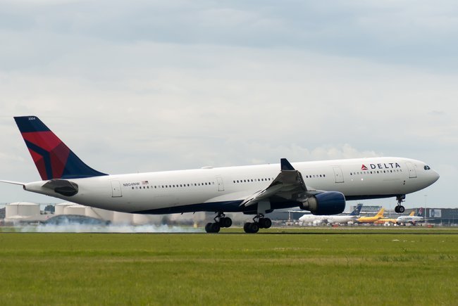 Самолет авиакомпании Delta в аэропорту
