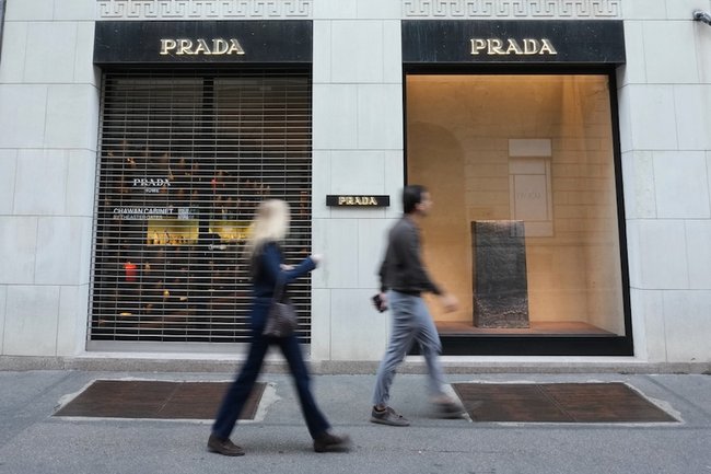 Закрытый бутик Prada с опустевшей витриной в Милане после массовых беспорядков