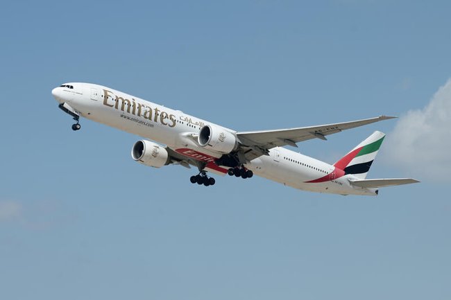 Самолет авиакомпании Emirates взлетает из аэропорта имени Бен-Гуриона.
