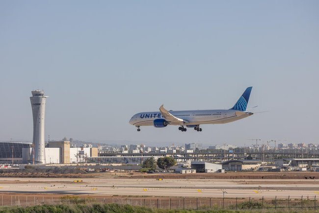 Самолет United Airlines садится в аэропорту имени Бен-Гуриона.