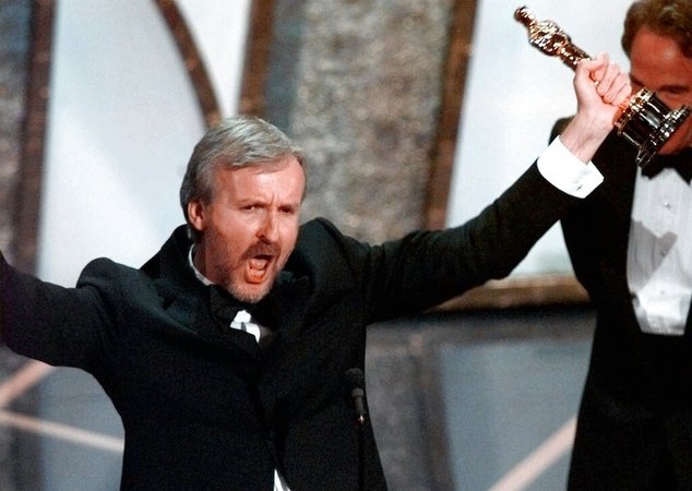 Джеймс Кэмерон на церемонии вручения «Оскара» в 1998 году