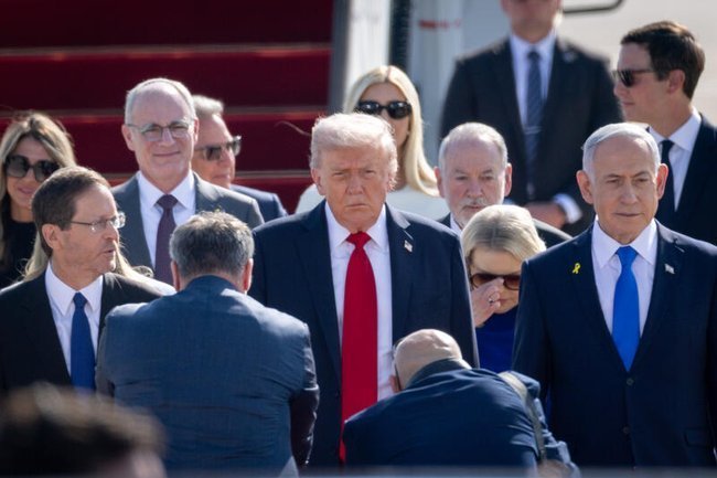 Президент США Дональд Трамп в аэропорту Бен-Гурион 13 октября 2025 года.