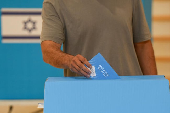 Человек голосует на выборах